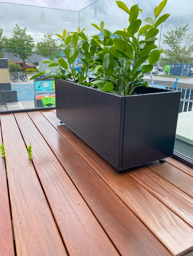 Sort plantekasse B40xL60xH80 på ben