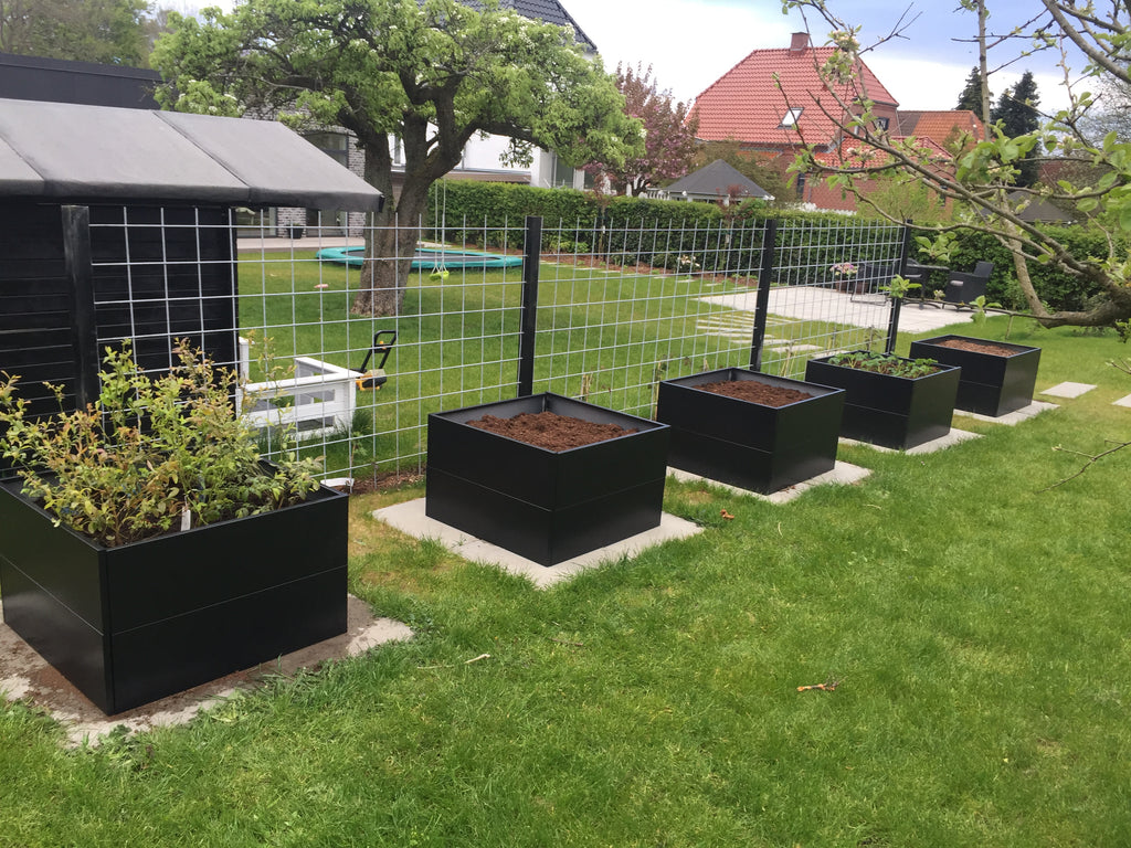 Tall Planter without base | Black aluminium | 40x80x80 cm